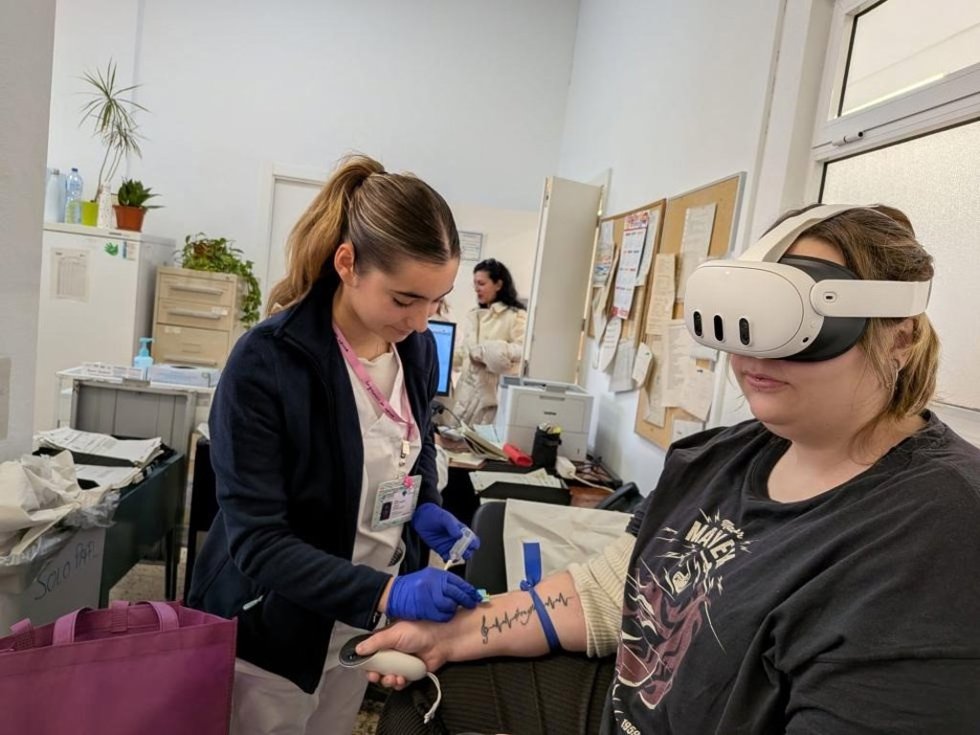 Una paciente usando realidad virtual