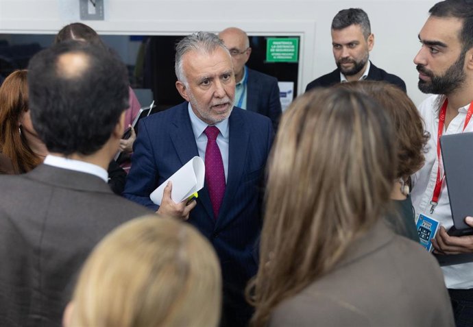 Archivo - El ministro de Política Territorial, Ángel Víctor Torres, a su salida de una rueda de prensa posterior a la reunión entre el presidente del Gobierno y la presidenta de Baleares, a 25 de octubre de 2024, en Madrid (España).