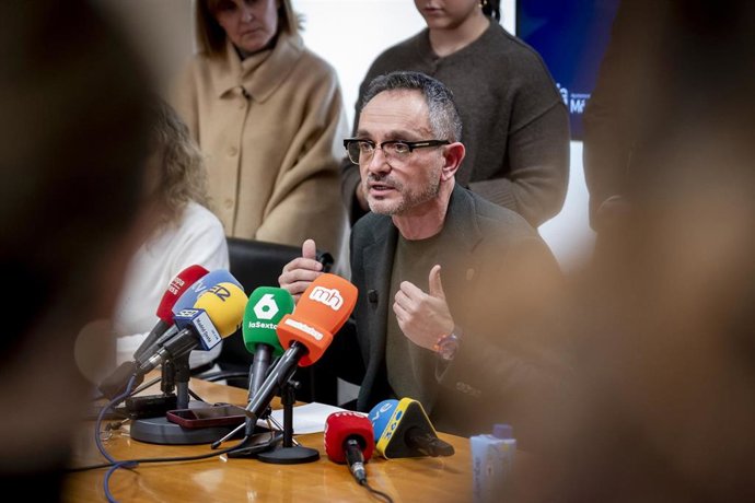 El  alcalde de Móstoles, Manuel Bautista, ofrece una rueda de prensa para negar el supuesto caso de acoso laboral y sexual contra una ex concejala y denunciar "chantajes que se remontan a 2023", en la sala de Juntas del Ayuntamiento de Móstoles