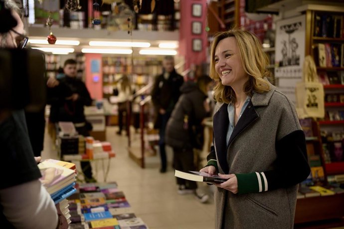 La candidata del PSOE a la Presidencia del Gobierno de Aragón, Pilar Alegría, acude en la jornada de reflexión a comprar un libro, en la Librería Cálamo, en Zaragoza.