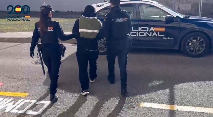 Agentes de la Policía Nacional con uno de los detenidos por la paliza a un hombre en Manacor.