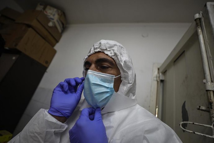 5 de fevereiro de 2026, Cidade de Gaza, Faixa de Gaza, Território Palestino: O Departamento de Medicina Legal e Provas Criminais do Ministério da Justiça está examinando corpos palestinos no Hospital al-Shifa, na Cidade de Gaza, para realizar os exames ne