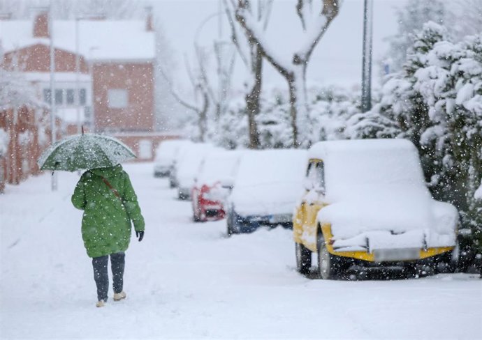 Una mujer camina por la nieve 