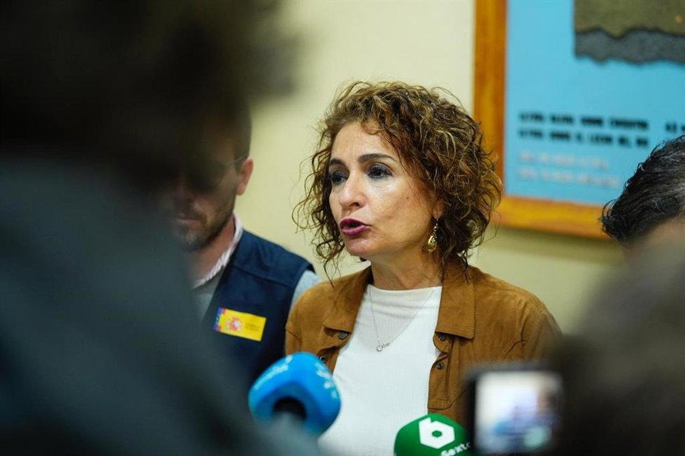 La vicepresidenta primera del Gobierno, María Jesús Montero, en declaraciones a los medios en El Palmar de Troya (Sevilla), uno de los municipios más afectados por el temporal.
