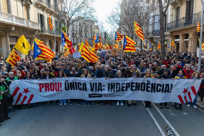 Manifestació d'ANC i CdRep ?Prou! Única via: independència?, a 7 de febrer de 2026, a Barcelona, Catalunya (Espanya). 