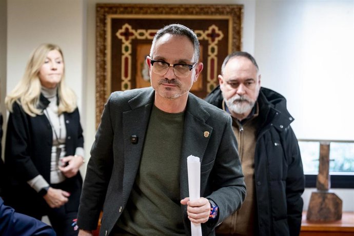 El  alcalde de Móstoles, Manuel Bautista, ofrece una rueda de prensa para negar el supuesto caso de acoso laboral y sexual contra una ex concejala y denunciar "chantajes que se remontan a 2023", en la sala de Juntas del Ayuntamiento de Móstoles