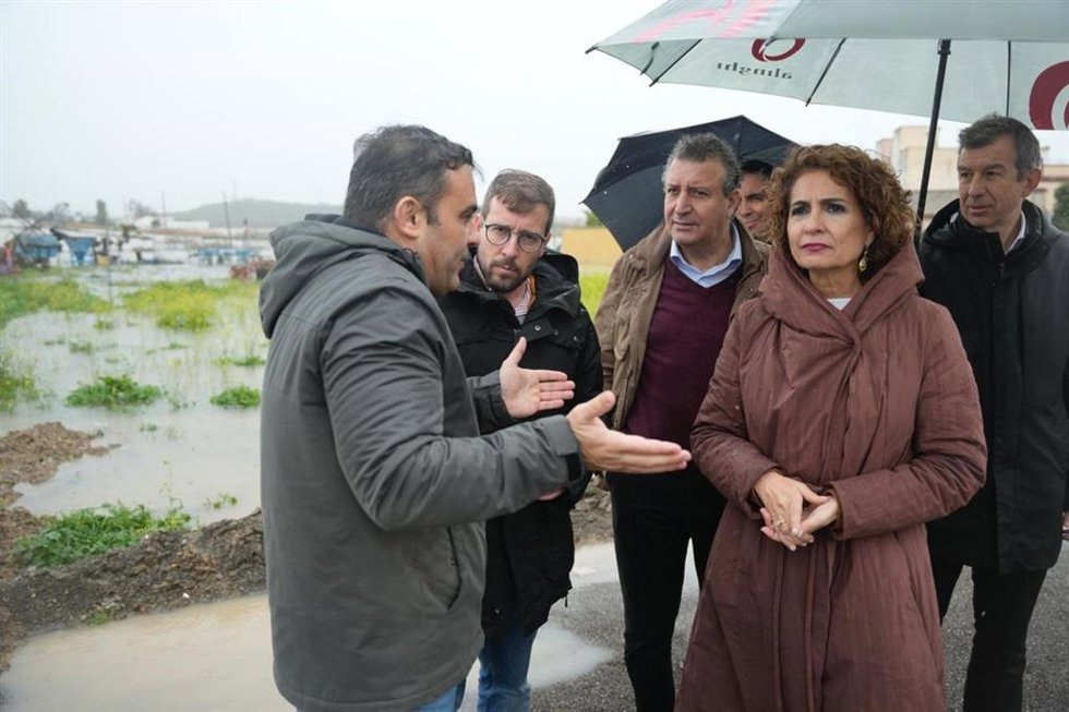 El alcalde de El Palmar explica a la vicepresidenta del Gobierno los efectos del temporal en su municipio, en presencia del presidente de la Diputación y del subdelegado del Gobierno en Sevilla.