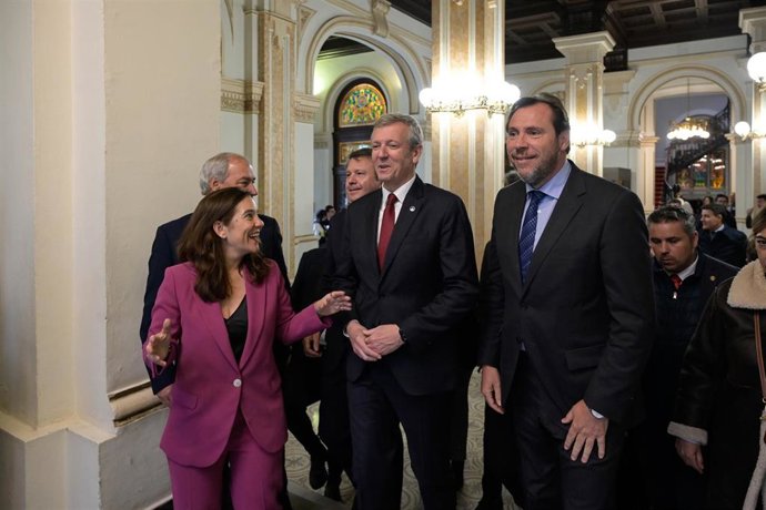 Archivo - (I-D) La alcaldesa de A Coruña, Inés Rey, el presidente de la Xunta de Galicia, Alfonso Rueda, y el ministro de Transportes y Movilidad Sostenible, Óscar Puente, a 16 de mayo de 2024.