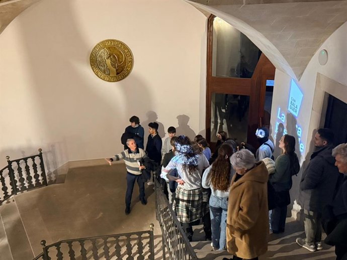 El historiador Gaspar Valero durante la visita guiada a Can Balaguer.