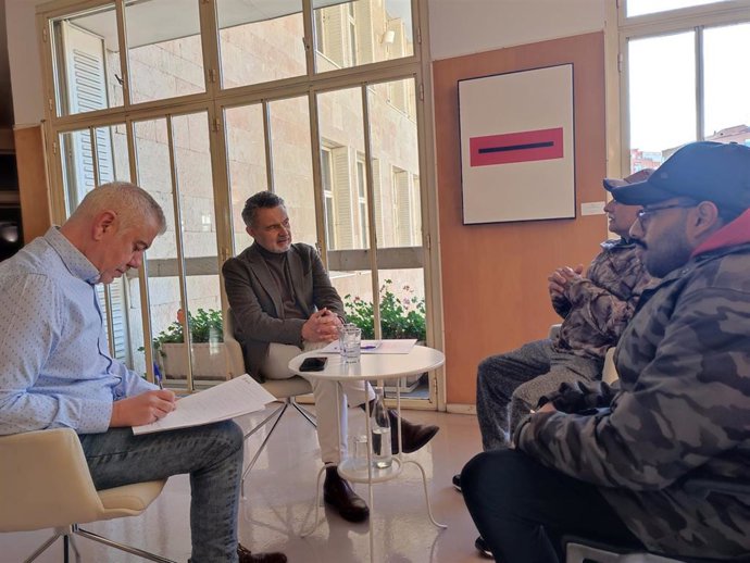 Propuestas sobre limpieza de grafitis, vandalismo y espacios para mayores, hoy en los 'Sábados del vecino' del Ayuntamiento de Logroño.