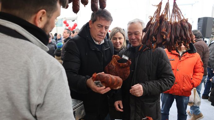 El secretario xeral del PSdeG, José Ramón Gómez Besteiro, en la feria del Butelo.