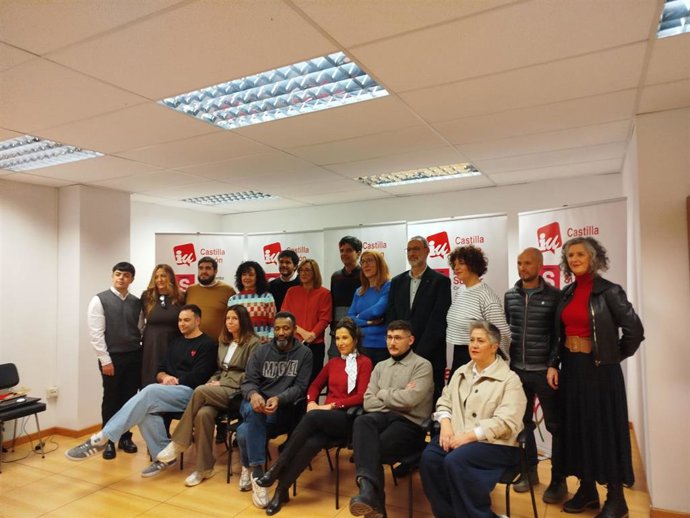 Juan Gascón y Marina Echebarría junto a los integrantes de las candidaturas provinciales de la coalición "En Común" (Izquierda Unida, Movimiento Sumar y Verdes Equo) durante el acto de presentación de las listas para las Cortes de Castilla y León.