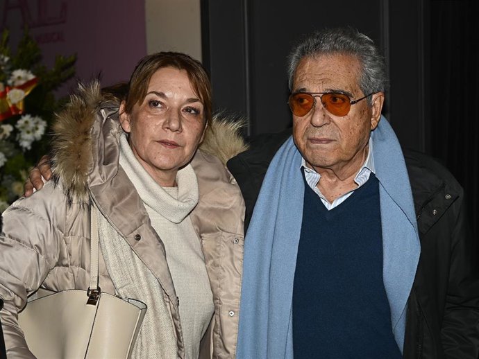 Archivo - Andrés Pajares y mujer en la capilla ardiente de Concha Velasco en el Teatro de La Latina a 02 de Diciembre de 2023 en Madrid (España).  Francisco Guerra / Europa Press