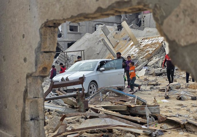 6 de fevereiro de 2026, Khan Yunis, Faixa de Gaza, Território Palestino: Palestinos deslocados inspecionam os danos após aeronaves israelenses terem bombardeado uma casa de cinco andares na noite anterior, em Khan Yunis, no sul da Faixa de Gaza, em 6 de f