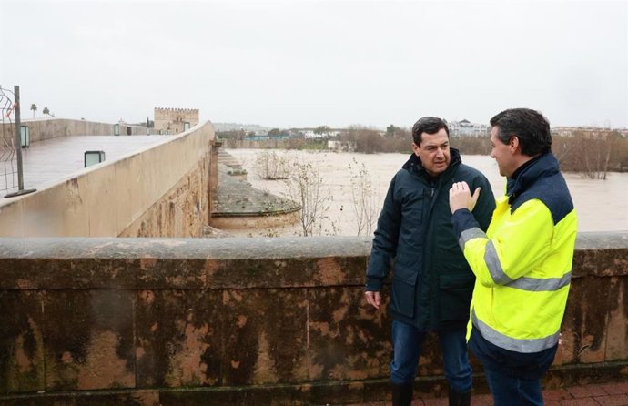 El presidente de la Junta de Andalucía, Juanma Moreno, y el alcalde de Córdoba, José María Bellido