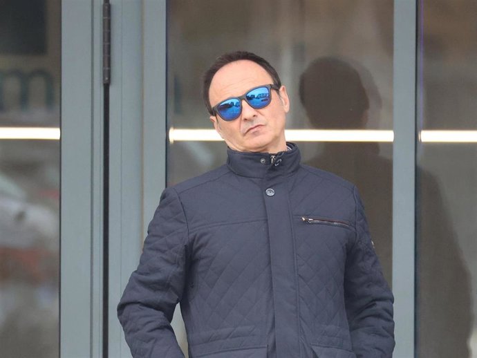 Archivo - Fernando, hijo de Fernando Esteso, junto a un familiar en el Tanatorio Funeraria Mémora de Valencia tras el fallecimiento del actor, a 02 de febrero de 2025, en Valencia (España).    Raúl Terrel / Europa Press