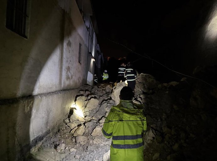 Técnicos inspeccionan el derrumbe de un talud junto a un edificio de viviendas en Vejer de la Frontera (Cádiz)