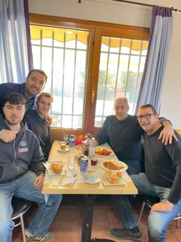 El candidato del PSOE por la provincia de Teruel en las elecciones de este domingo, Rafael Guía, de almuerzo junto a su hermano Carlos y tres de sus sobrinos.