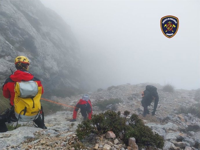 Bomberos ayudan en el rescate de los excursionistas atrapados en el Penyal des Migdia.