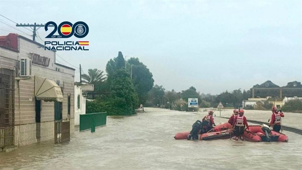 Efectivos de la Policía Nacional de Cádiz junto a Salvamento de Cruz Roja actúan para evacuar a una mujer de 79 años de su vivienda en El Portal, aislada por la crecida del Guadalete en Jerez de la Frontera (Cádiz)