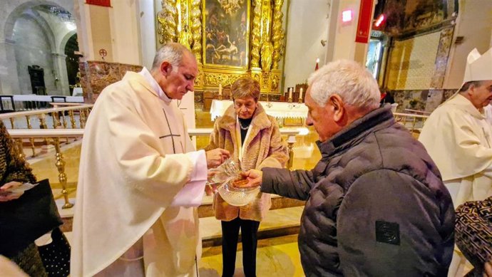 Gesto del agua tras la celebración de la eucaristía en el centenario de la gruta de la Virgen de Lourdes este sábado 7 de febrero de 2026 en la basílica de san Lorenzo de Huesca.