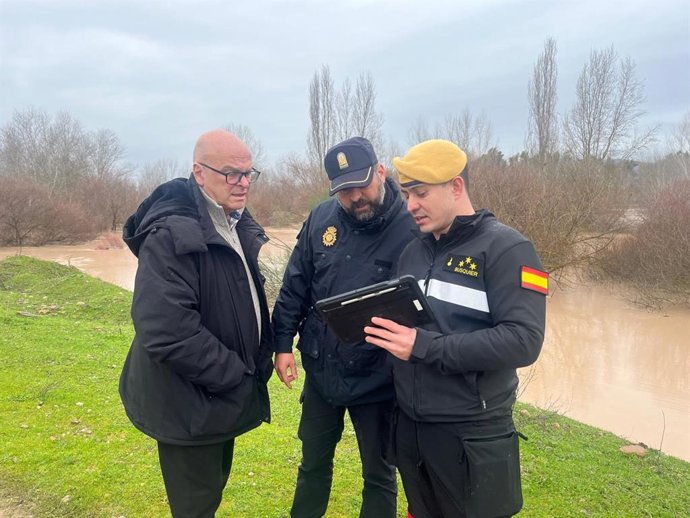 El subdelegado del Gobierno en Jaén, Manuel Fernández, visita zonas afectadas por las fuertes lluvias y viento en la provincia de Jaén.
