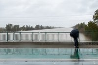Desalojados 40 mayores de una residencia de Tocina y cortado el Puente de la Señorita de Camas (Sevilla) por la borrasca