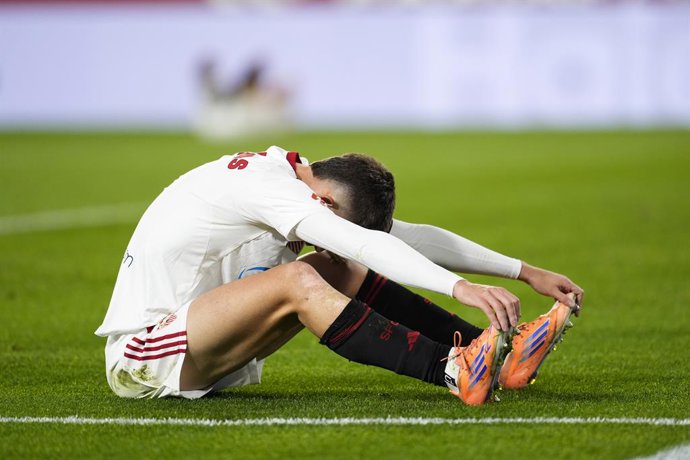 Kike Salas of Sevilla FC laments during the Spanish league, LaLiga EA Sports, football match played between Sevilla FC and Athletic Club at Ramon Sanchez-Pizjuan stadium on January 24, 2026, in Sevilla, Spain.
