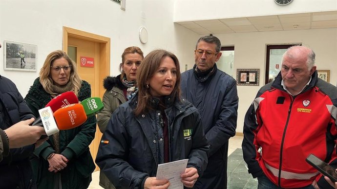 La delegada del Gobierno andaluz en Málaga, Patricia Navarro, atiende a los medios