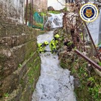 Bomberos de Cádiz colocan mallas para evitar desprendimientos de rocas y ramas en el río en Ubrique