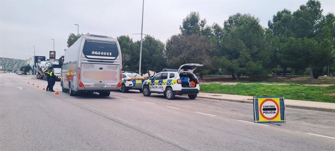 Policía Local de Jaén en un control de tráfico a autobuses.