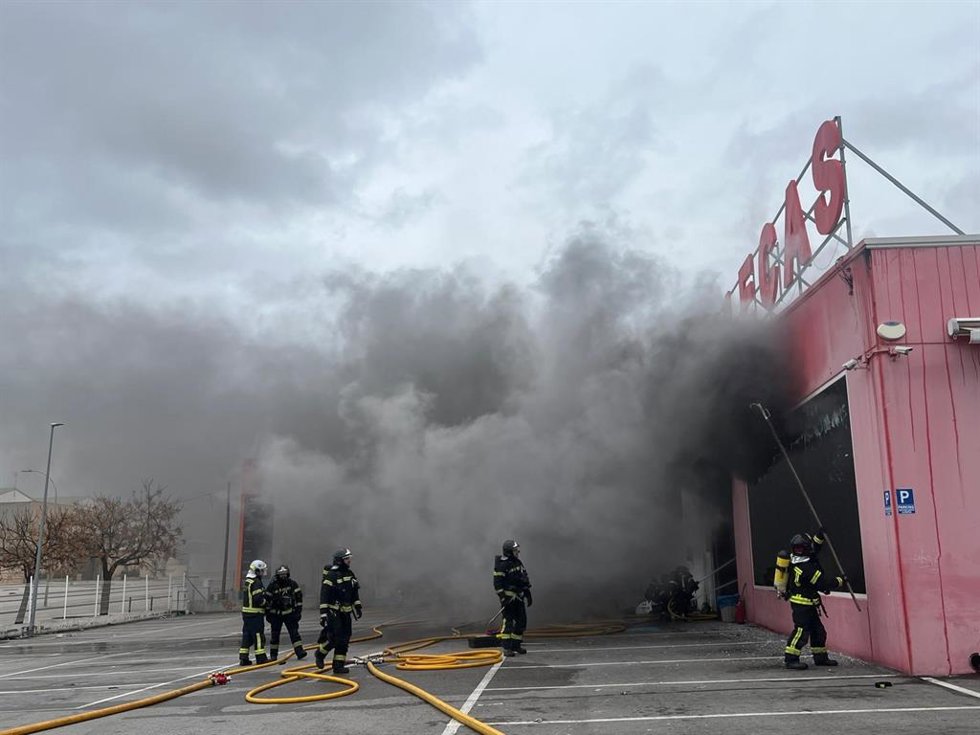 El incendio de un bazar en una nave en Villa de Vallecas provoca una gran columna de humo negro