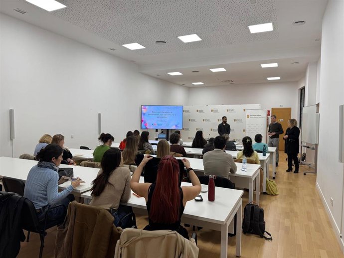 Profesionales del IbSalut asisten a una de las formaciones para tratar a personas con trastorno de la personalidad.