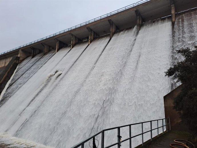 La presa de Torre de Abraham, la de mayor capacidad de la provincia de Ciudad Real, ha comenzado esta noche a aliviar por primera vez en trece años