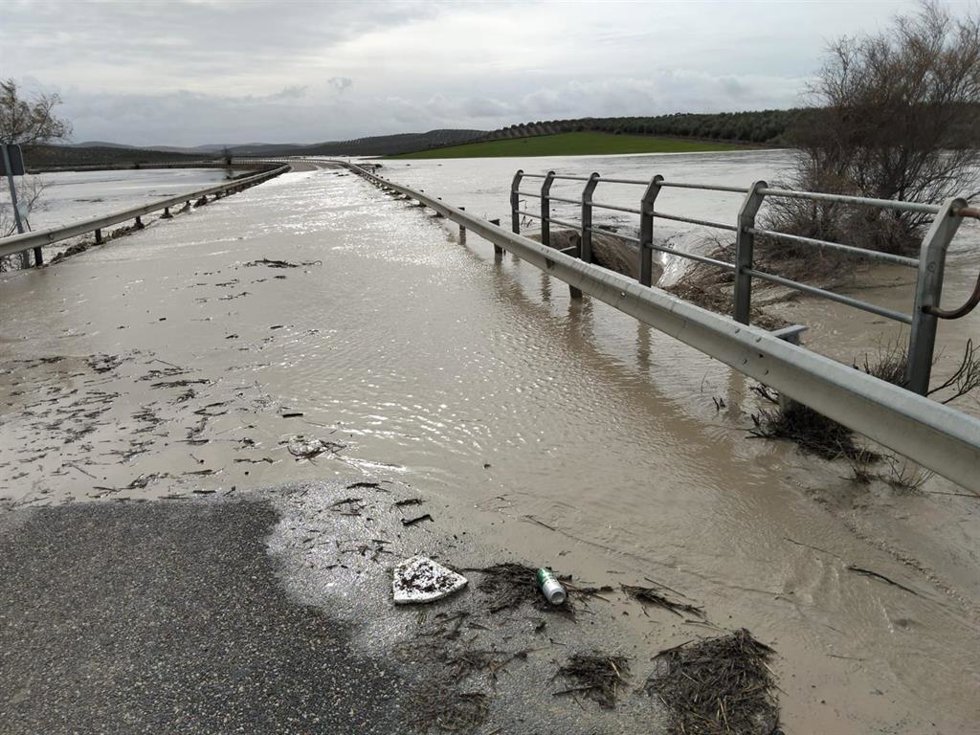 Cruce de agua y barro sobre una carretera autonómica, en imagen de archivo.