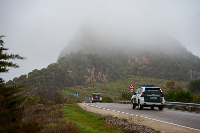 La Guardia Civil en las inmediaciones de la zona desalojada de la Estación de Benaoján (Málaga).