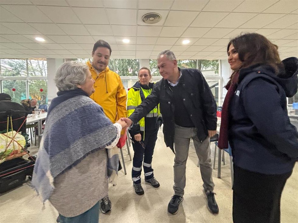 El alcalde de Sevilla, junto al delegado de Derechos Sociales, visita uno de los recursos municipales para personas sin hogar ante la llegada de la borrasca Marta.