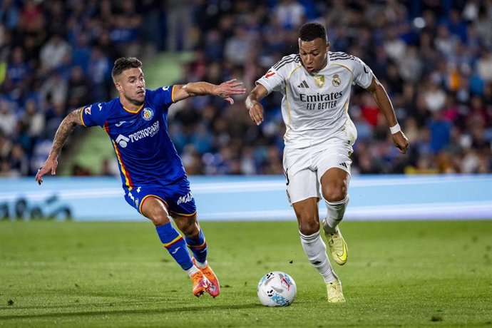 Archivo - 19 October 2025, Spain, Getafe: Real Madrid's Kylian Mbappe and Getafe's Kiko Femenia (R) battle for the ball during the Spanish Primera Division soccer match between Getafe CF and Real Madrid CF at Coliseum Alfonso Perez. Photo: Alberto Gardin/