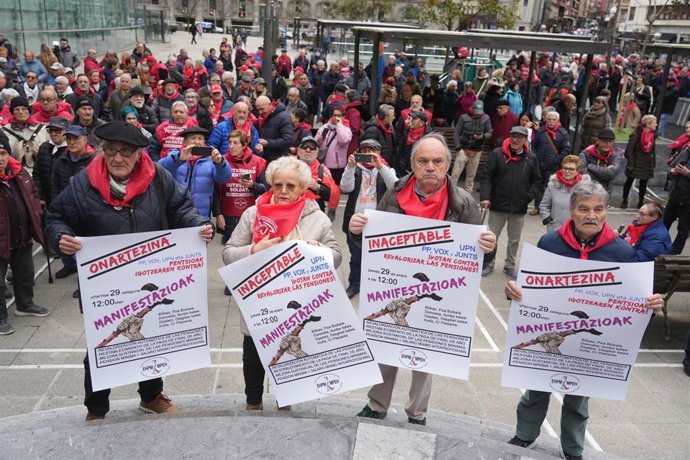 Pensionistas durante una concentración contra la paralización de la subida de las pensiones en 2026, a 29 de enero de 2026, en Bilbao