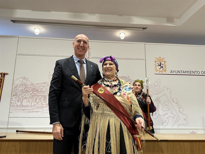 José Antonio Diez y Natividad Albarado en la entrega del bastón de mando en la celebración de Santa Águeda en el Salón de los Reyes del Ayuntamiento de León.