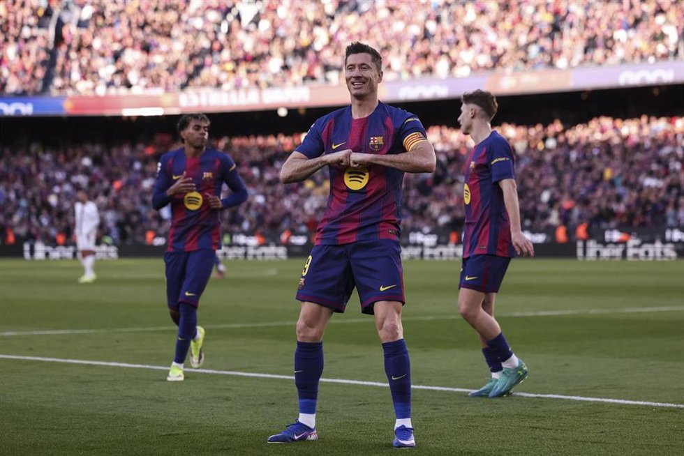 Robert Lewandowski celebra un gol con el FC Barcelona.