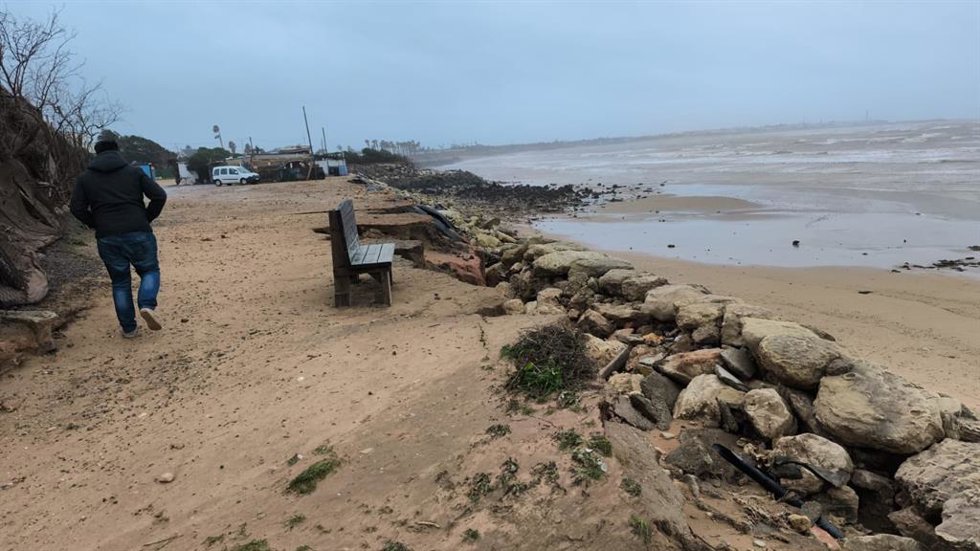 Daños en una playa de Chipiona tras el paso de las últimas borrascas.