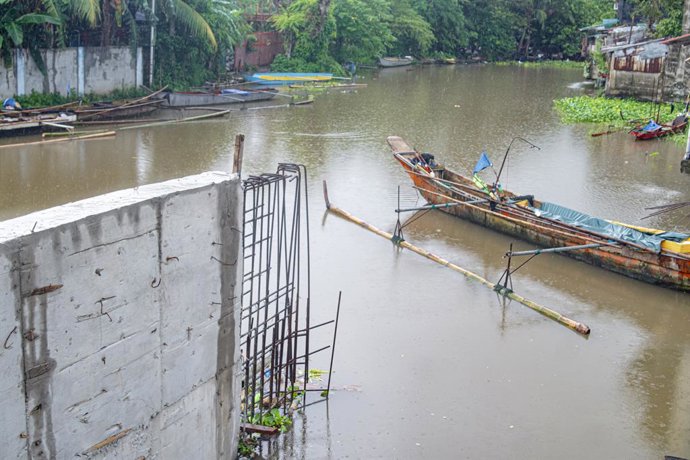 Archivo - September 16, 2025, Manila, Manila, Philippines: An unfinished flood control barrier stands in Barangay Tagumpay, Bay, Laguna, Philippines, on September 16, 2025. The incomplete project has done little to ease months-long flooding that has subme