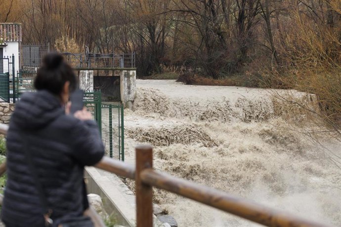 Imagen de la presa de Quéntar en Granada aliviando agua tras el paso de la borrasca Leonardo, el pasado miércoles
