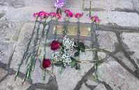 As Nogais (Lugo) homenajea a tres vecinos deportados a campos nazis con la colocación de 'storpelsteine'