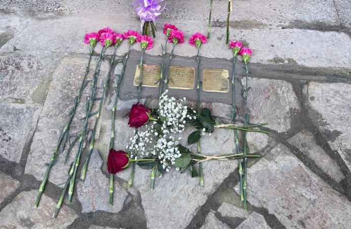 Colocación de 'storpelsteine' en As Nogais, a 7 de febrero de 2026.