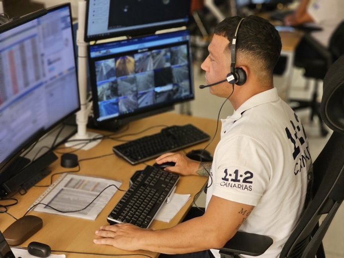Archivo - Sala operativa del 112 Canarias