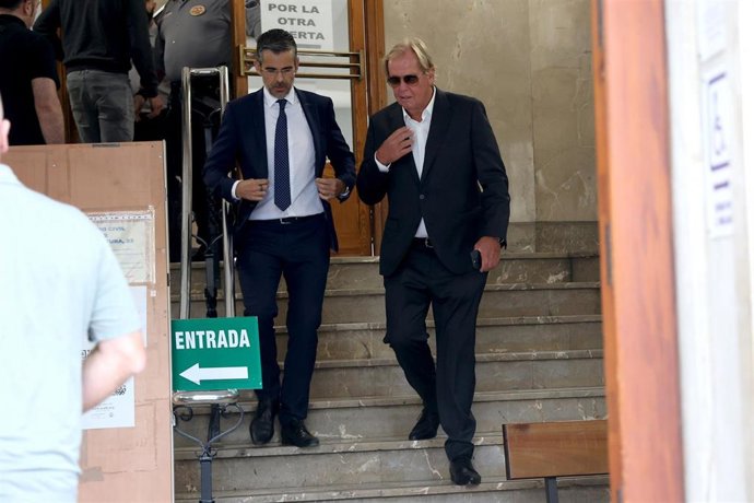 Archivo - El empresario alemán Matthias Kühn (d) a su salida de los juzgados de Palma, en una foto de archivo.