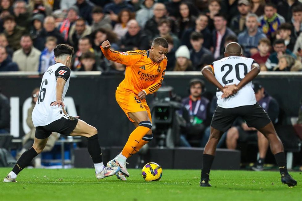 Archivo - El delantero francés Kylian Mbappé (Real Madrid), ante el Valencia CF en LaLiga EA Sports 2024-25 en Mestalla.