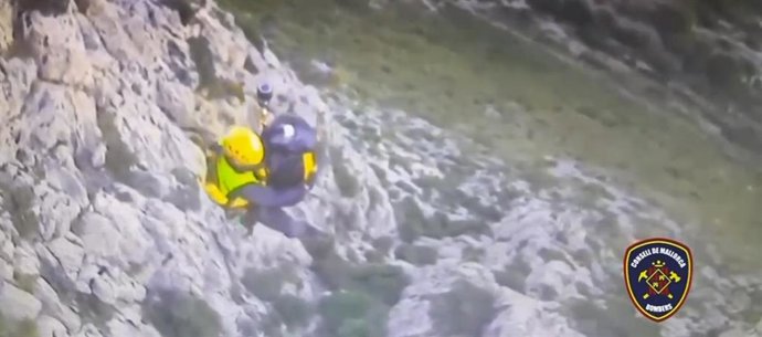 Bomberos evacuan al joven accidentado en la sierra de Cavall Bernat.